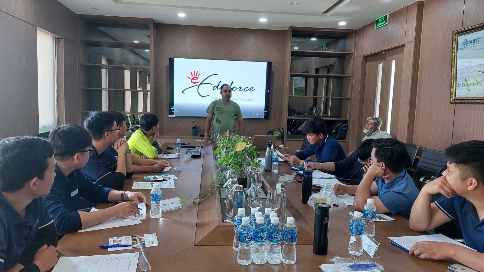 Trainer opening a GWO Basic Technical Training course with the Eduforce presentation displayed on screen