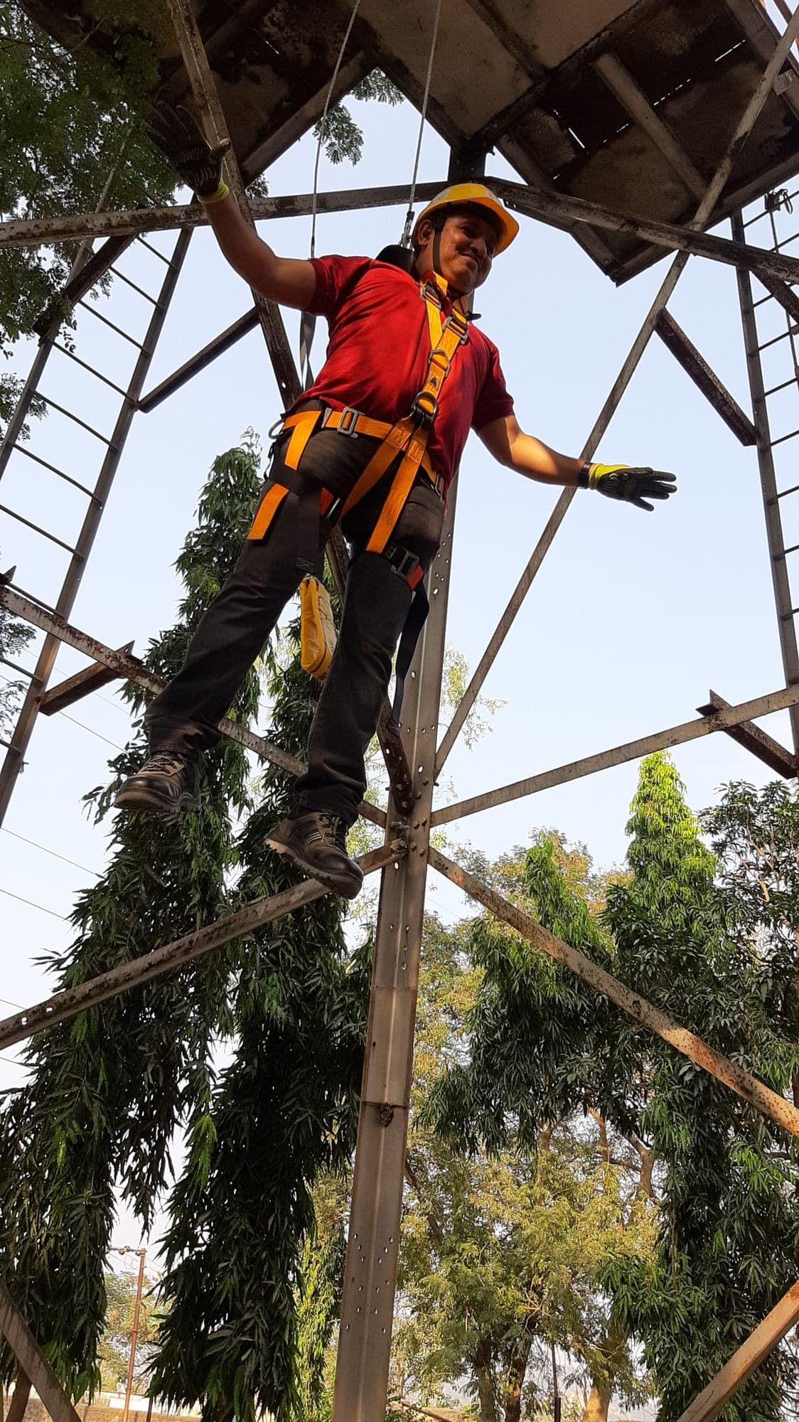 Trainee suspended on a descent line during a supervised self-evacuation exercise from a tower
