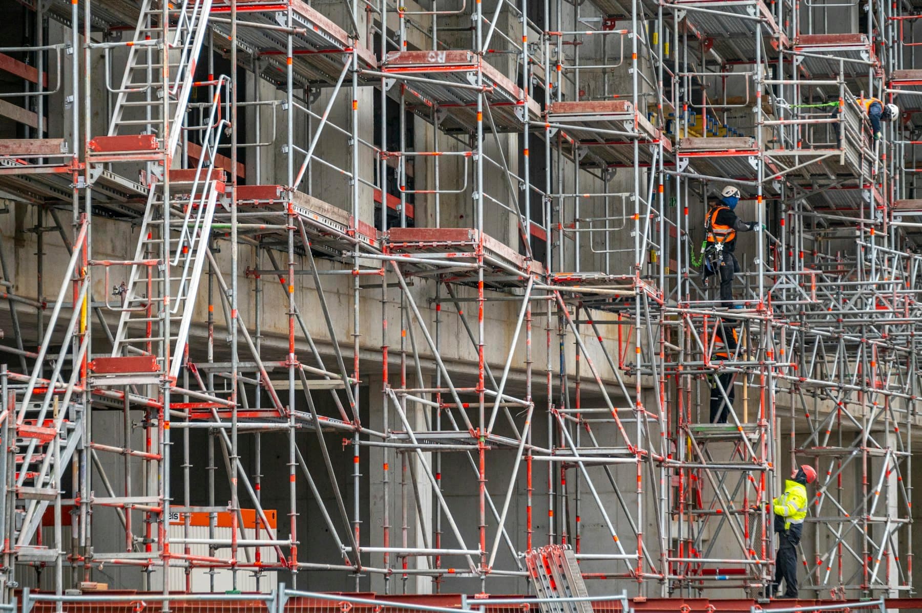 Advanced scaffolding configuration being assembled during training