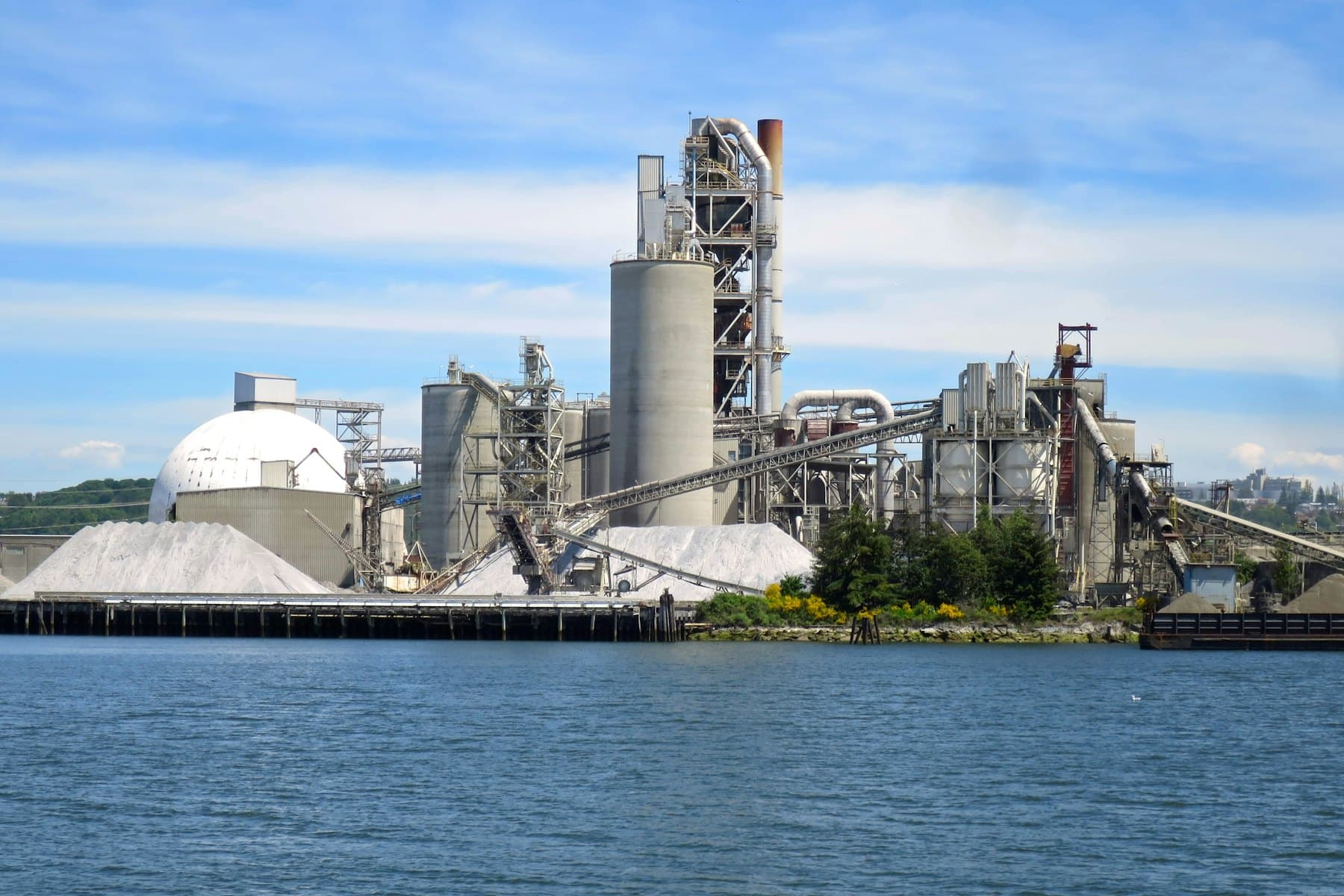 Cement plant with silos, preheater tower and conveying plant