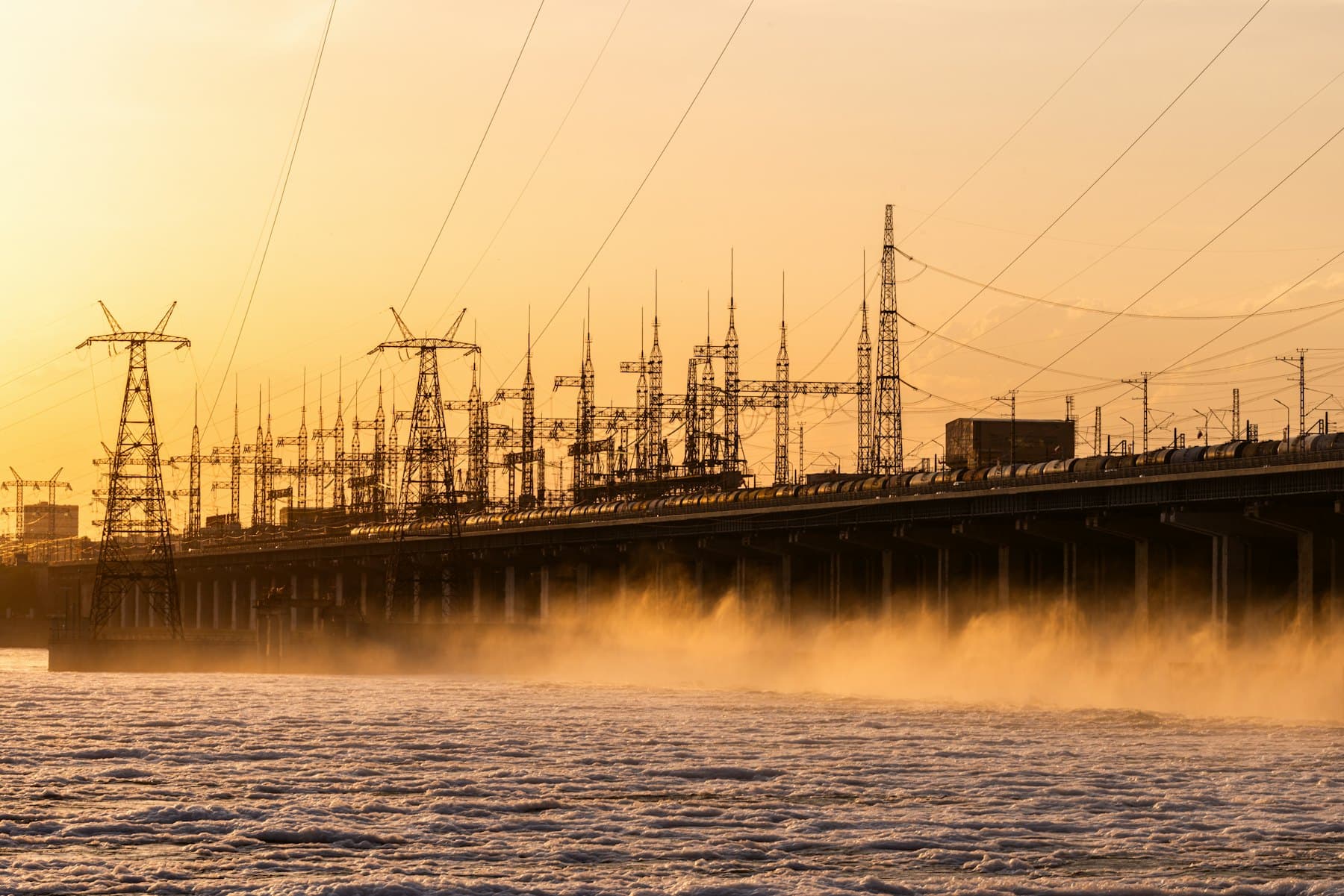 Power generation plant with transmission infrastructure
