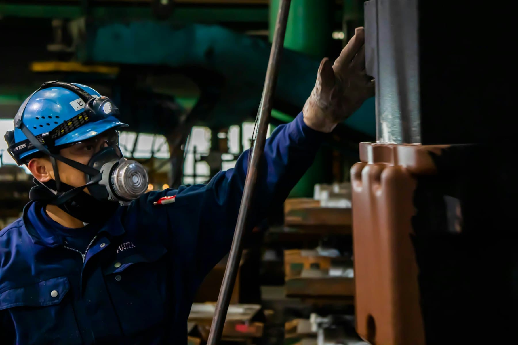 Worker wearing a personal gas monitor in a process environment